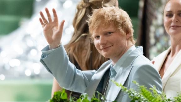 Ed Sheeran regala ai fan un medley natalizio: il video