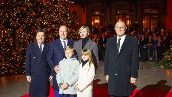 I gemellini Jacques e Gabriella festeggiano il compleanno