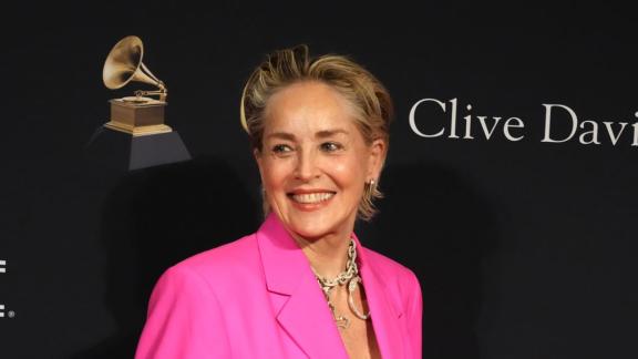 Sharon Stone si mobilita in soccorso delle vittime degli incendi di Los Angeles: il video