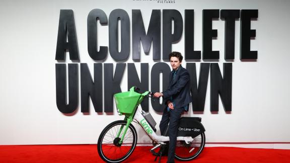 Timothée Chalamet va in bici all'anteprima del suo film. E si prende una multa