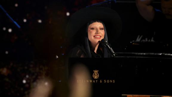 Lady Gaga canta un inedito al concerto per le vittime degli incendi a Los Angeles: guarda il video