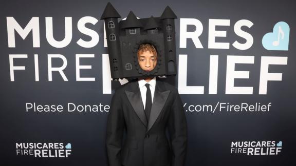 Il look stravagante di Jayden Smith, il live di Stevie Wonder, le emozioni di Chris Martin e gli imbucati illustri: i momenti indimenticabili dei Grammy 2025