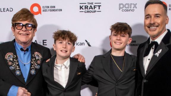 Elton John: i figli Zachary ed Elijah sono davvero cresciuti. Tutte le foto