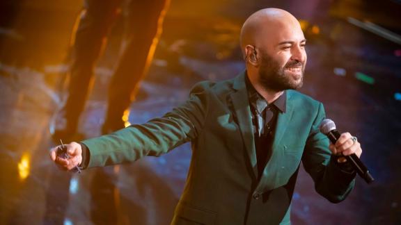 Giuliano Sangiorgi festeggia i vent'anni della canzone 'Mentre tutto scorre' in tram