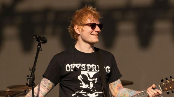 Ed Sheeran: lo show a sorpresa per festeggiare San Patrizio. Il video