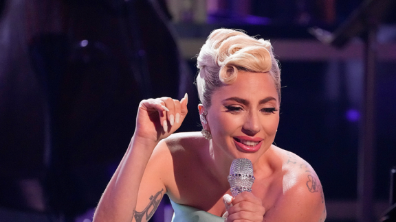 Lady Gaga commossa ricorda Tony Bennett