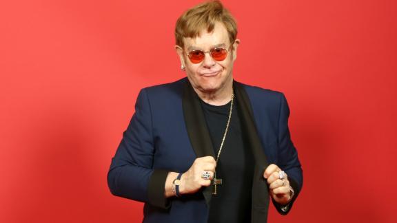 Elton John: continuano i problemi di salute