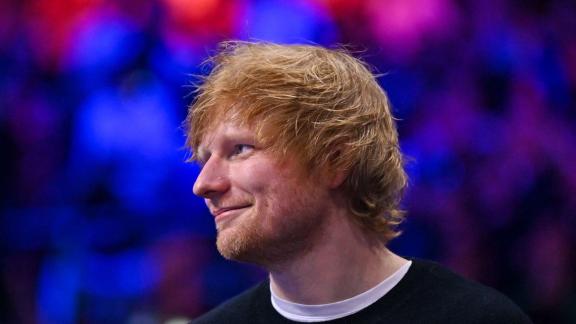 Ed Sheeran in incognito suona nella metropolitana di New York. Il video
