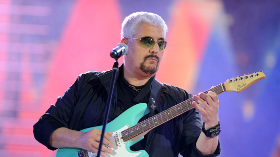 Pino Daniele: ecco la prima foto di Massimiliano Caiazzo che interpreta l'artista nel film sulla sua vita