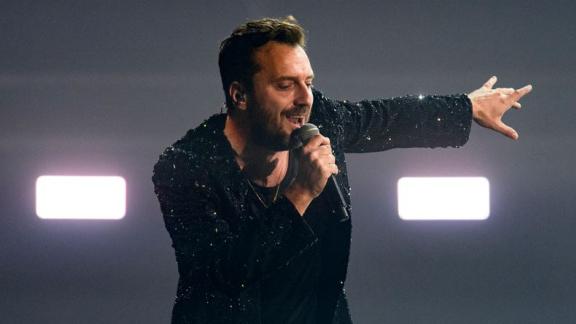 Cesare Cremonini nel laboratorio che crea le chitarre per il suo tour. Il video
