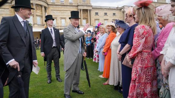 Re Carlo e la Regina Camilla aprono le porte di casa per un garden party: le foto