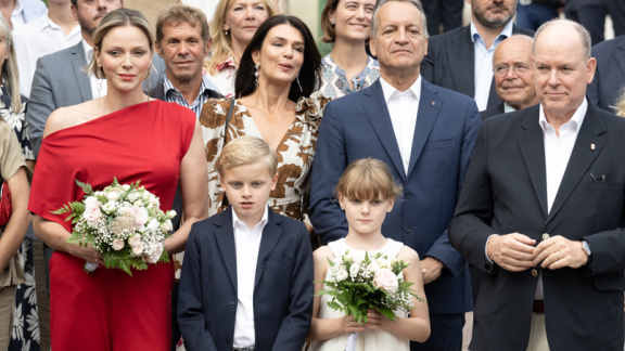 La Principessa Charlene commossa alla Prima Comunione dei gemellini Jacques e Gabriella. Le foto