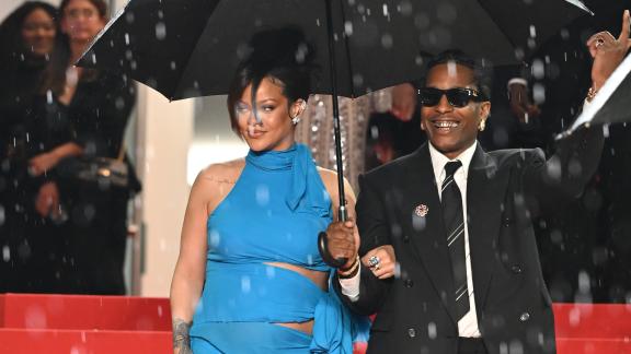 Rihanna in celeste incanta il Festival di Cannes
