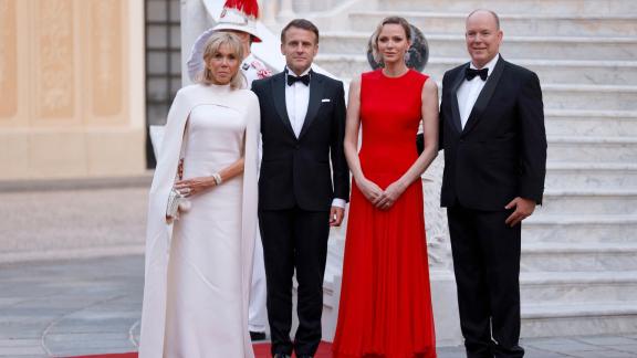 La Principessa Charlene affascinante durante la visita di stato del Presidente Macrone della moglie Brigitte