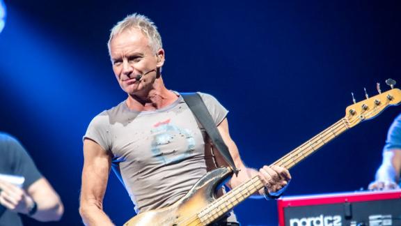 Sting esegue God Only Knows per dare l'ultimo addio a Brian Wilson. Il video