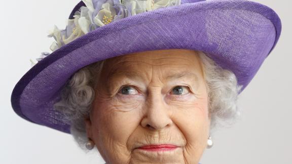 Regina Elisabetta; lo spettacolo teatrale ispirato ai suoi abiti