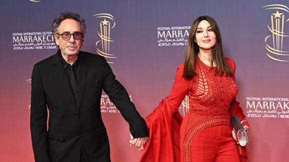 Monica Bellucci parla del compagno Tim Burton. E delle critiche alla figlia Deva