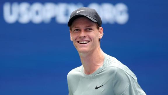 Sinner accende un fiammifero lanciando una palla da tennis. Ecco il trucco