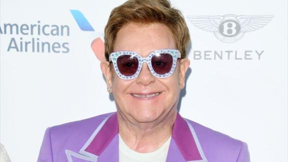 Elton John a Capri canta Cold Heart al ristorante: il video