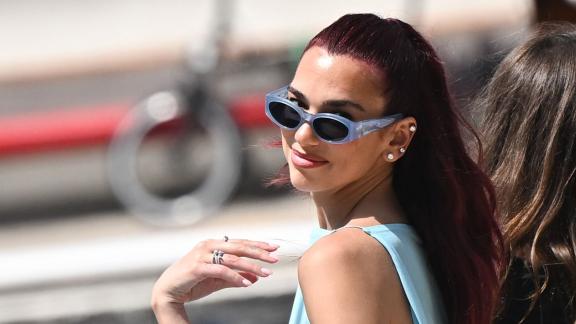 Dua Lipa sceglie l'Italia per le vacazne: le foto e i video