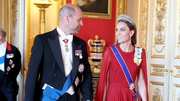 Kate Middleton affascinante e in rosso alla cena di gala per il Presidente Macron. Le foto più belle  e tutti i dettagli del banchetto