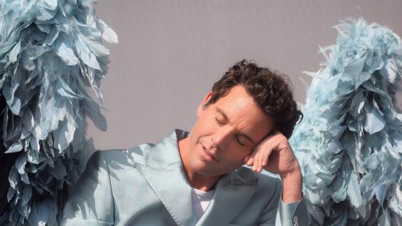 Mika e il compagno alla cena di gala a Windsor con Kate Middleton ed Elton John. Le foto