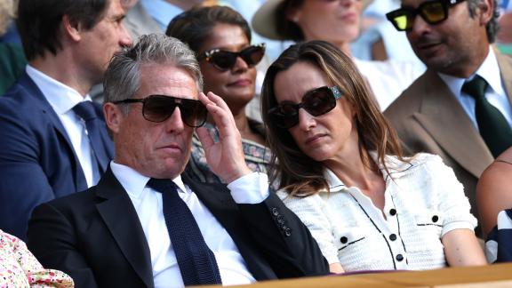 Hugh Grant si addormenta a Wimbledon durante il tie break tra Novak Djokovic e Flavio Cobolli