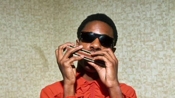 Stevie Wonder risponde alle voci secondo cui non sarebbe cieco. Il video con le sue bellissime parole