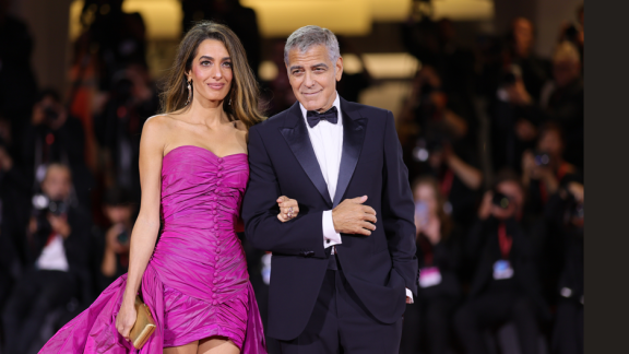 George Clooney: guarda l'irresistibile show sul red carpet a Venezia