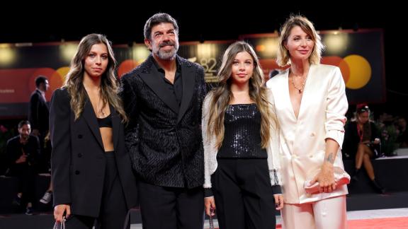 Pierfrancesco Favino con la famiglia sul red carpet a Venezia