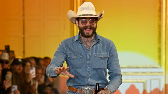 Post Malone lancia la sua linea di moda e sfila a cavallo in passerella. Il video