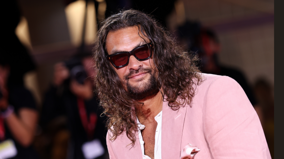 Il red carpet tutto in rosa di Jason Momoa alla Mostra del Cinema di Venezia
