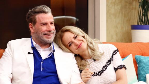 John Travolta dedica alla moglie scomparsa una bellissima canzone. Il video