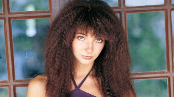 Kate Bush: 52 artisti si ispirano a Running Up That Hill. Per una buona causa