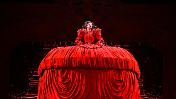 Lady Gaga incanta Milano con il “Mayhem Ball”: un’opera pop tra sogno e follia