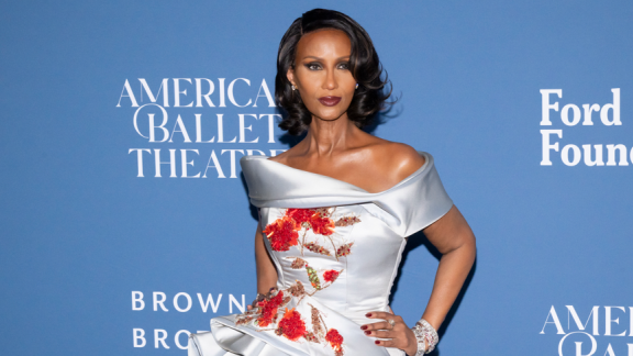 Iman: le bellissime foto della rara apparizione pubblica della moglie di David Bowie