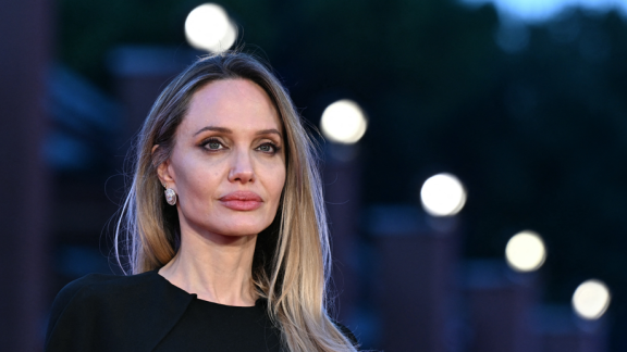 Angelina Jolie visita i bambini dell'ospedale pediatrico Bambino Gesù di Roma