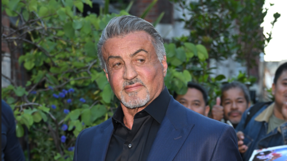 Sylvester Stallone: l'attore che lo interpreta nel film su Rocky è di una somiglianza impressionante