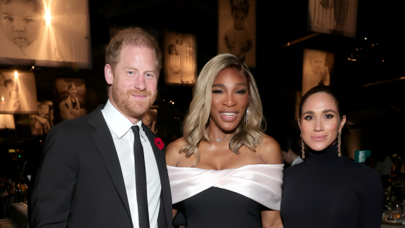 Meghan Markle e il Principe Harry cancellati dalla foto di compleanno di Kris Jenner. Il motivo è imbarazzante