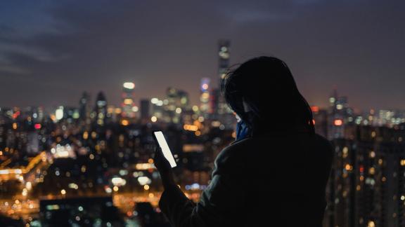 Parasociale è la parola dell'anno 2025. Ecco cosa significa