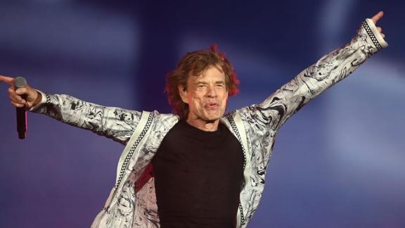 Mick Jagger visita a sorpresa la sua vecchia scuola: tutte le foto