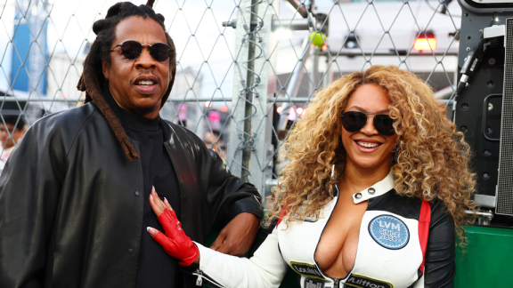 Beyoncé : il giro sulla Ferrari di Lewis Hamilton. Il video