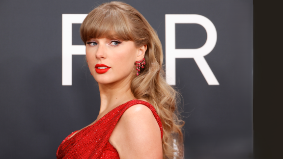 Taylor Swift: 750.000 dollari per gli addobbi floreali delle nozze. E un abito da sposa Givenchy