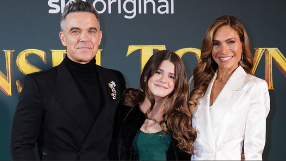 Robbie Williams: ecco come è adesso la figlia Teddy. Le foto