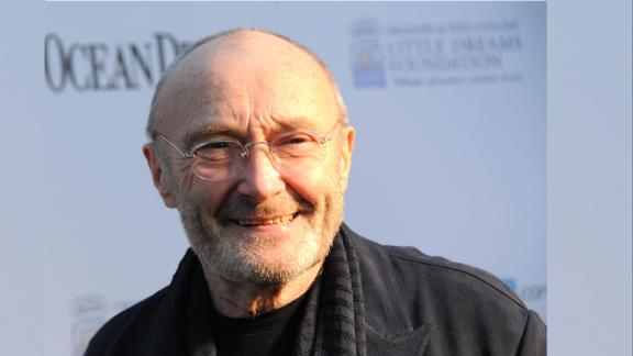Phil Collins appare in pubblico per applaudire il figlio calciatore