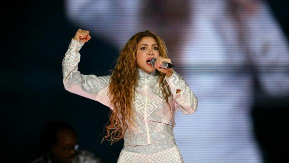 Shakira canta con i figli sul palco a Buenos Aires: l'emozionante  video