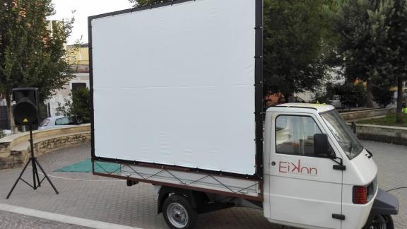 Il cinema più piccolo al mondo è in un’Apecar!