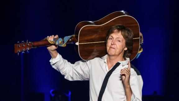 Paul McCartney guida il coro a cappella per "Wonderful Christimastime"