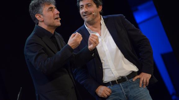 Il cotto e il crudo: lo spettacolo in scena al Teatro Manzoni