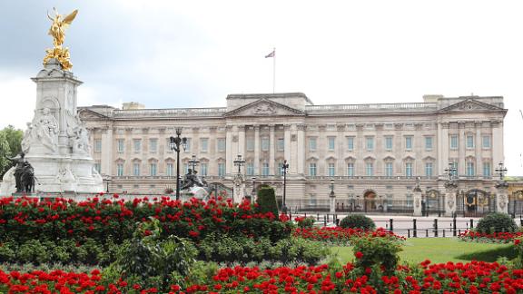 La Regina Elisabetta offre una visita virtuale all'interno di Buckingham Palace